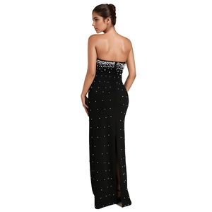 Détail de la vue arrière de la robe bustier noire ornée de perles élégantes
