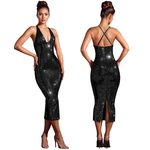 Détail de robe midi à paillettes noires avec décolleté en V plongeant et dos nu croisé