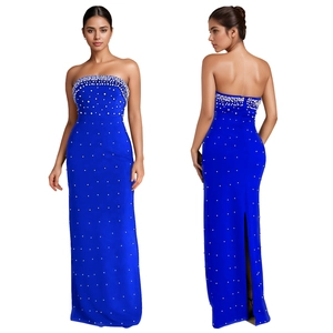 Détail d'une robe bustier en satin bleu marine avec perles et fente au dos
