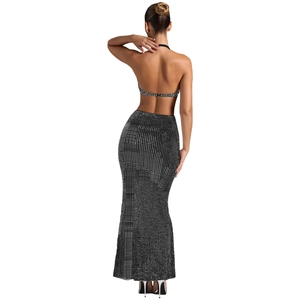 Vue détaillée du dos d'une robe longue dos nu noire avec des strass étincelants