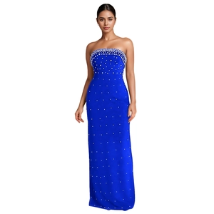 Détail d'une robe bustier bleu roi élégante ornée de perles blanches scintillantes