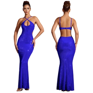 Détail de la robe dos nu bleu roi avec découpes frontales et design dos ouvert