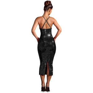 Détail des bretelles croisées au dos et des paillettes scintillantes sur une robe noire