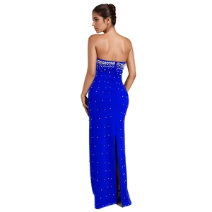 Détail d'une robe tube en satin bleu avec perles décoratives et fente dans le dos