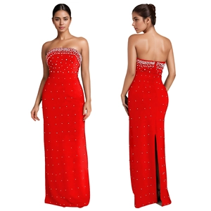 Vue détaillée avant et arrière d'une robe longue bustier rouge ornée de perles blanches