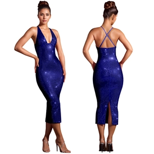 Gros plan de sequins bleu roi scintillants et dos nu croisé sur une robe midi chic