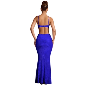 Vue arrière d'un ensemble deux pièces bleu à paillettes avec crop top et jupe sirène