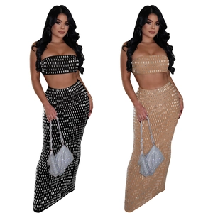 Ensemble chic pour femme avec haut bustier à paillettes et jupe longue moulante élégante