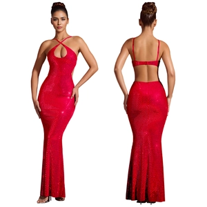 Détail de la robe rouge à paillettes, dos nu avec col licou et coupe sirène moulante