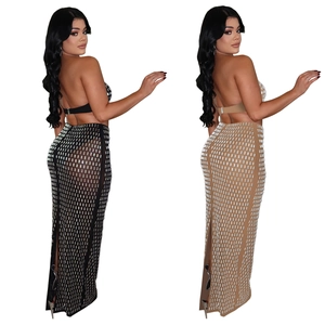 Détail d'un ensemble deux pièces moulant à paillettes avec haut bandeau et jupe longue