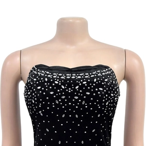 Détails des strass argentés et des paillettes sur la robe en velours noir chic