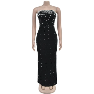 Détail de la robe bustier noire élégante avec ornements en perles sur le décolleté