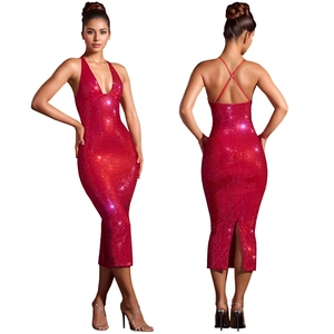 Détail de la robe rouge à strass, col en V profond, coupe ajustée et design dos nu élégant