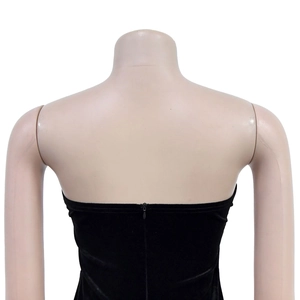 Gros plan de la fermeture éclair invisible au dos de la robe bustier en velours