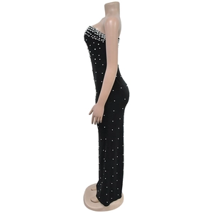 Gros plan sur la robe de soirée bustier noire avec ornements en perles blanches nacrées