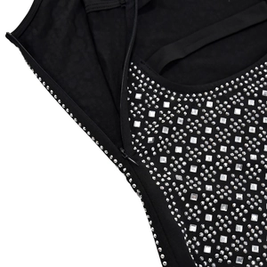 Dettaglio del tessuto nero dell'abito con strass argentati e zip invisibile