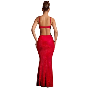 Détails de la jupe sirène à paillettes rouges et du haut dos nu avec tissu scintillant