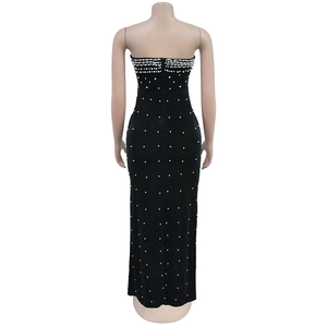 Détail d'une robe de soirée noire bustier avec motifs de perles et fermeture éclair au dos