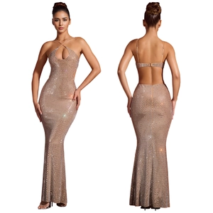 Détail d'une robe de soirée à strass avec encolure croisée et dos nu plongeant