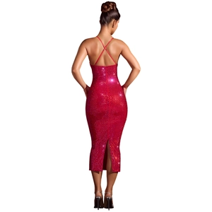 Détail de la robe rouge à paillettes dos nu avec bretelles croisées et fente arrière haute