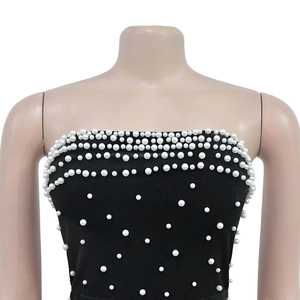Détail de la robe bustier noire avec broderie de perles blanches élégantes et chic