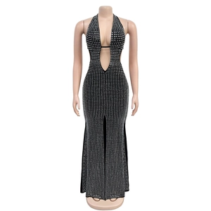 Détail d'une robe de soirée noire licou avec strass argentés et décolleté en V profond
