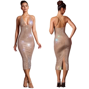 Détail de la robe à paillettes dos nu avec bretelles croisées et fente à l'arrière
