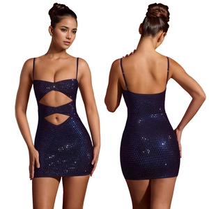 Détails de la mini robe à paillettes violet foncé avec découpe frontale et fines bretelles