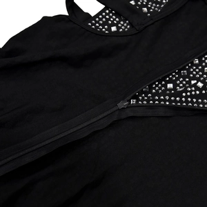 Dettaglio del vestito nero con strass brillanti e cerniera metallica di alta qualità