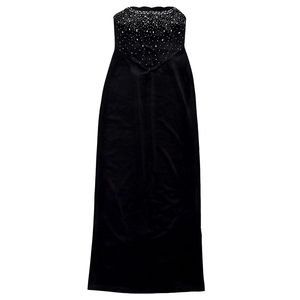 Détail de robe longue en velours noir avec des strass argentés étincelants