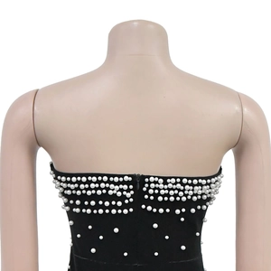 Vue détaillée du dos d'une robe bustier noire avec embellissements en perles blanches et zip