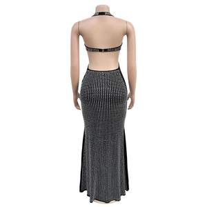 Détail de la robe licou noire avec dos nu et motifs de strass argentés étincelants