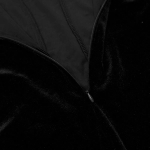 Gros plan sur la texture du velours et la fermeture éclair invisible de la robe noire