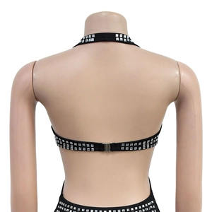 Détail d'une robe dos nu noire avec strass argentés scintillants et fermeture au dos