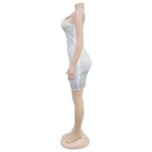 Dettaglio dell'abito aderente bianco con strass argentati e chiusura a zip laterale elegante