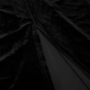 Gros plan détaillé du tissu en velours noir avec couture précise sur la fente de la robe