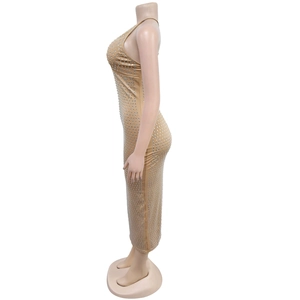 Détail des motifs en strass scintillants sur une robe de soirée beige moulante