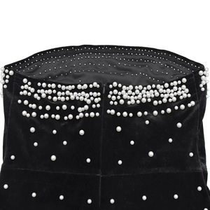 Vue détaillée de la robe en velours noir avec perles élégantes et fermeture éclair