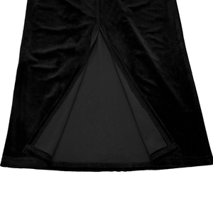 Vue détaillée de la fente latérale sur une robe noire en velours à épaules dénudées