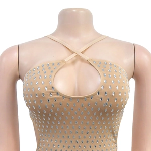 Détail d'une robe beige ornée de strass avec découpe centrale et cristaux argentés