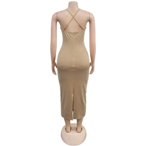 Vue arrière détaillée d'une robe champagne moulante avec strass et bretelles croisées