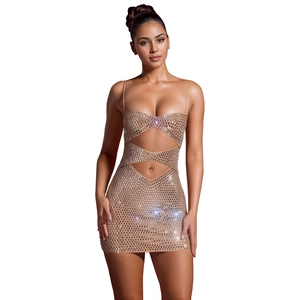 Détail d'une mini robe moulante avec découpes évidées et résille en strass argentés