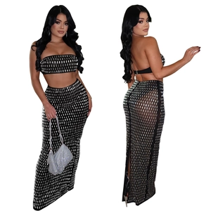 Détail du haut bandeau et jupe longue avec strass argentés et fente à l'arrière de la robe