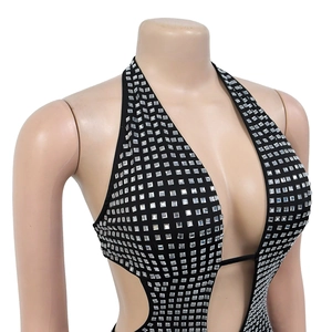 Détail du body noir dos nu avec strass argentés et découpes latérales sur la taille