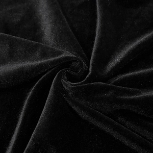 Gros plan détaillé du tissu en velours noir de haute qualité avec des plis élégants