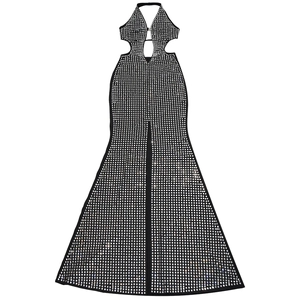 Détails de la robe dos nu noire avec strass argentés et découpes à la taille