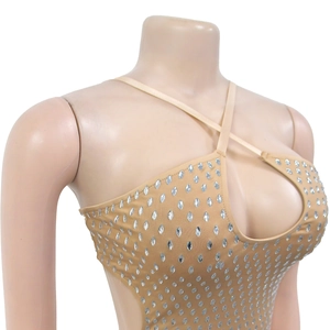 Détail de la robe strass champagne avec décolleté croisé et découpe en trou de serrure