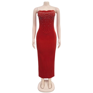 Détails de la robe en velours rouge avec strass brillants et design à épaules dénudées