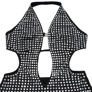 Détail de la robe licou noire avec strass argentés étincelants et découpes latérales
