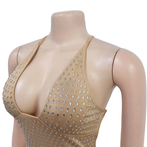 Détail de robe licou champagne avec des strass argentés brillants sur tissu cintré chic
